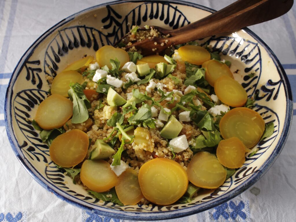 salade met gele biet, quinoa, rucola, avocado en feta