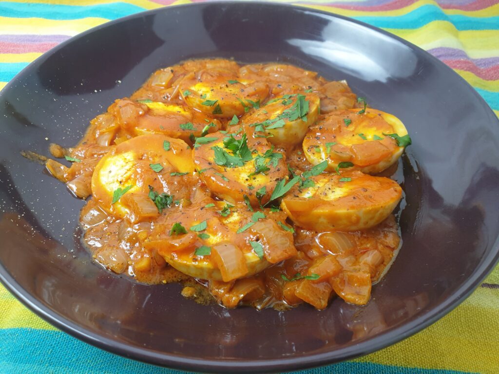 eieren in Indonesische tomatensaus