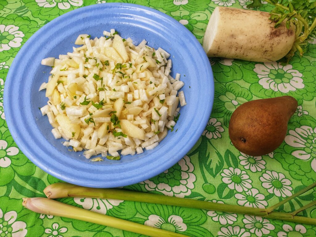 salade van daikon, peer en citroengras