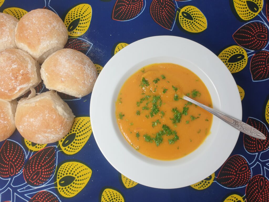 pompoensoep met brood ernaast