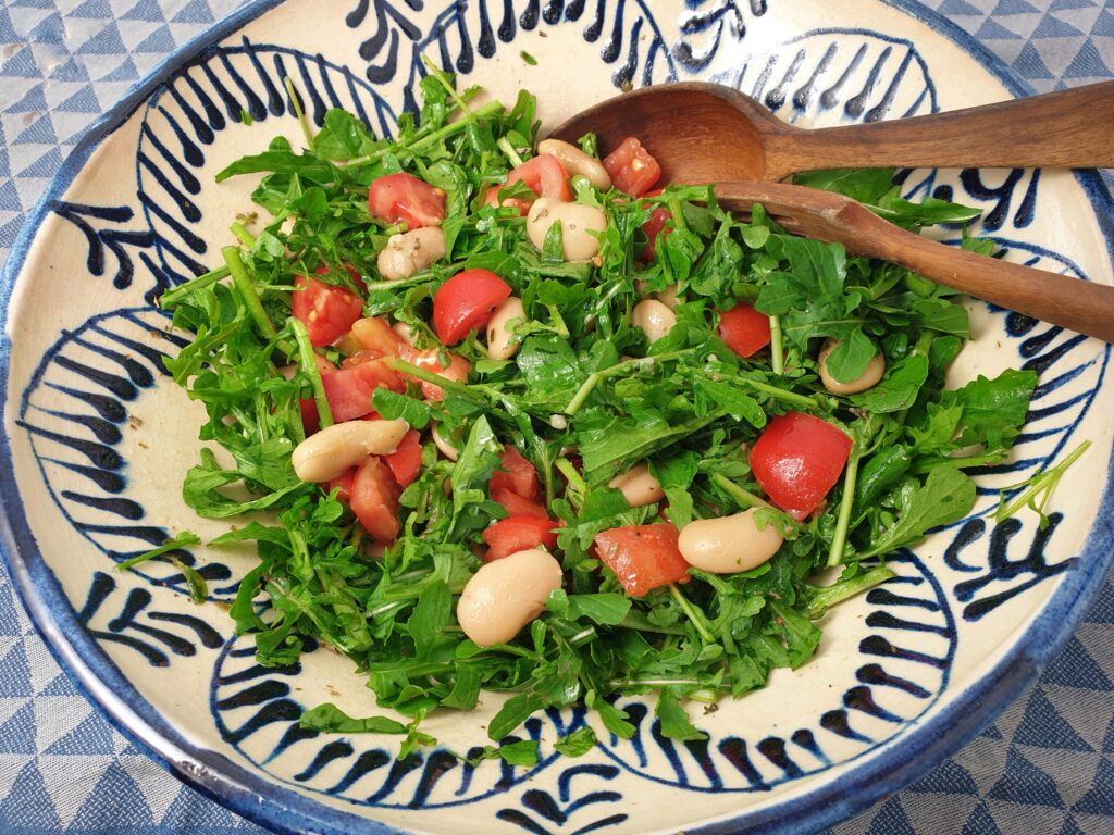 salade van rucola met tomaat en grote boterbonen
