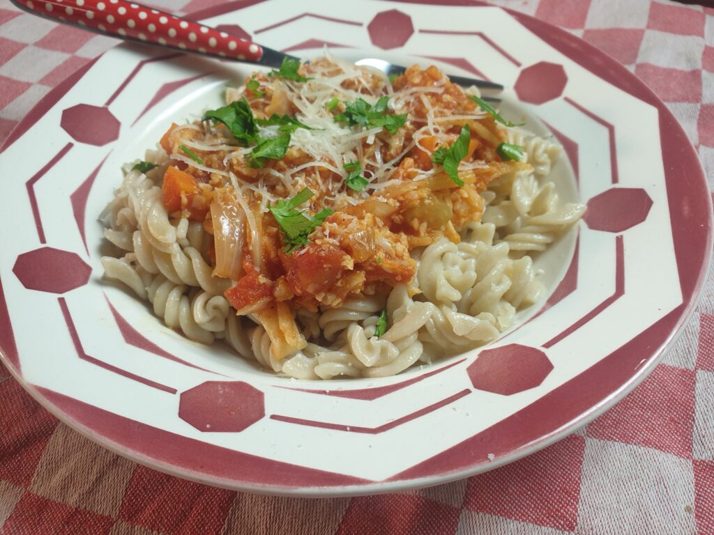 pasta met een saus van tomaat en geraspte bloemkool