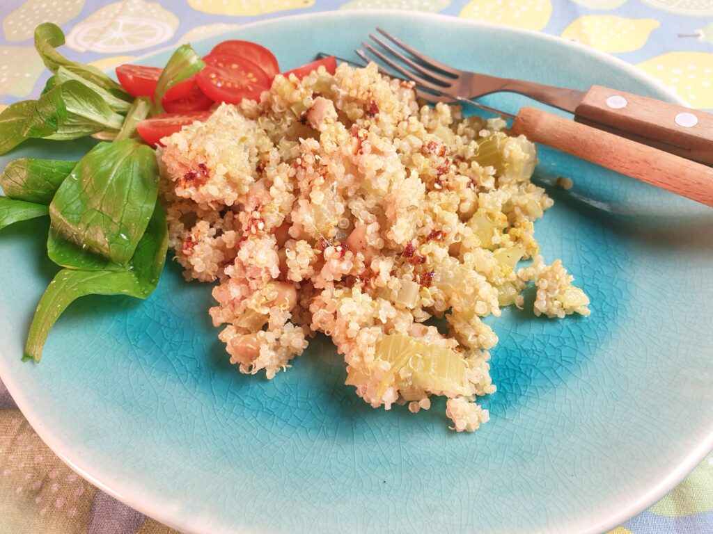 Quinoa met bleekselderij en een toefje salade en tomaatjes
