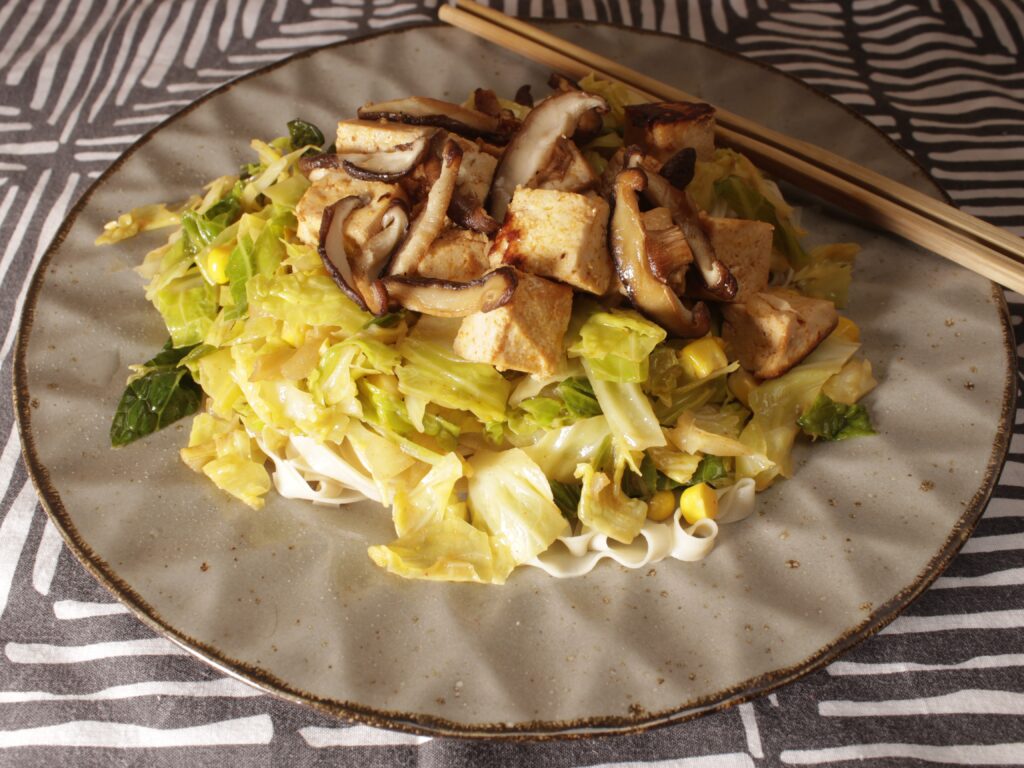 Savooie kool met noedels, tofu en gebakken paddenstoelen