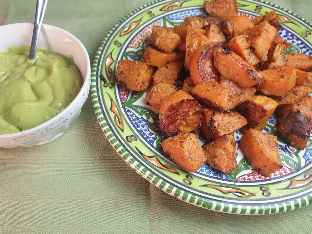 Bataat uit de oven met een mayonaise van avocado