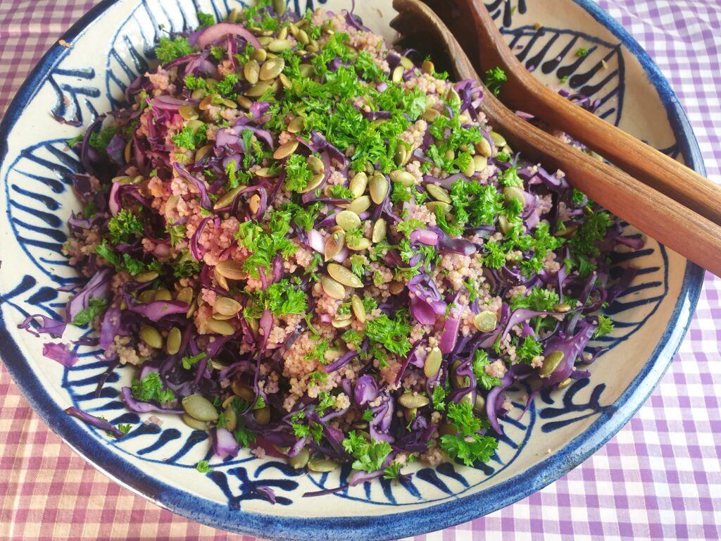 salade van Rode kool en couscous, met pompoenpitjes en peterselie