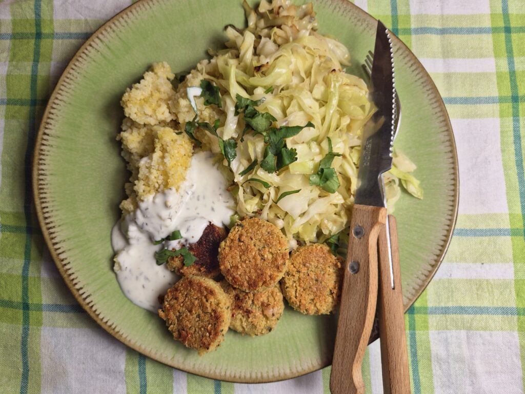 spitskool, falafel en yoghurtsaus en gekookte gierst
