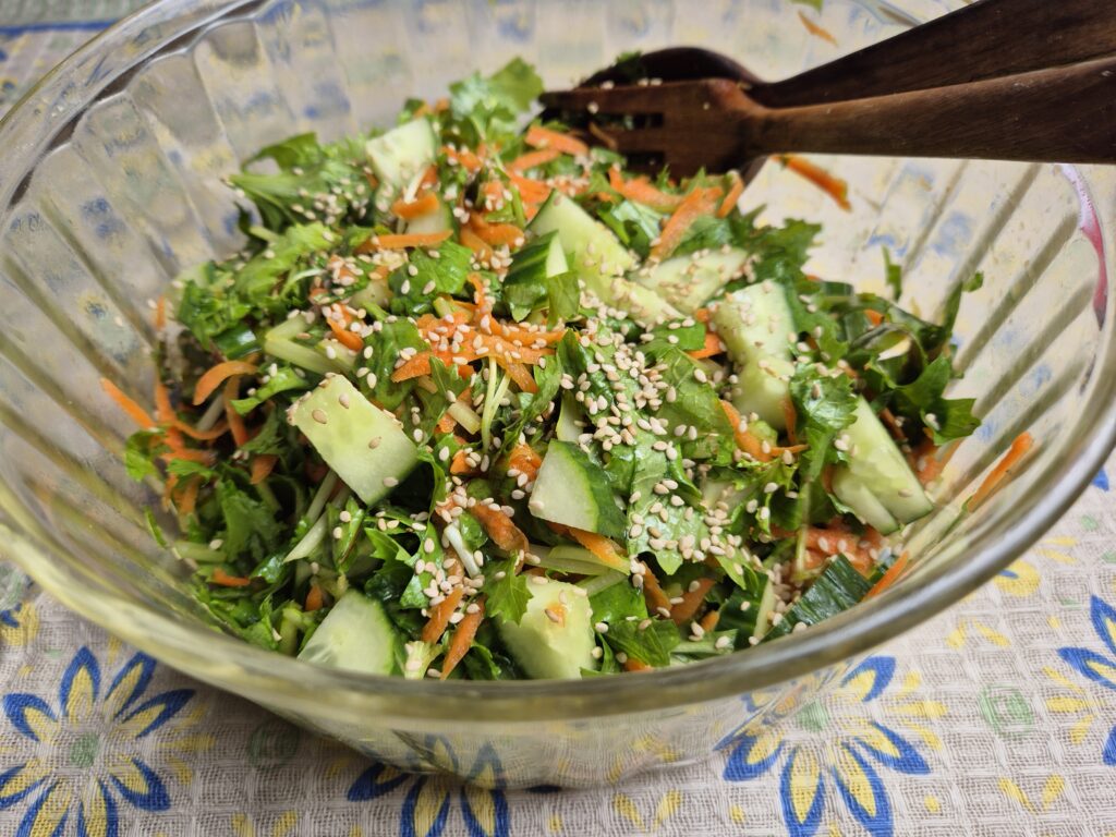 raapstelen salade met wortel, komkommer en sesamzaadjes