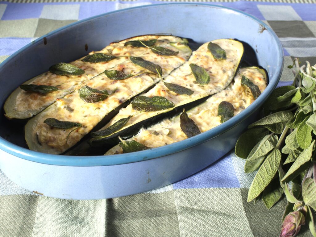 Courgette uit de oven gevuld met ricotta en ei, met salie blaadjes bovenop