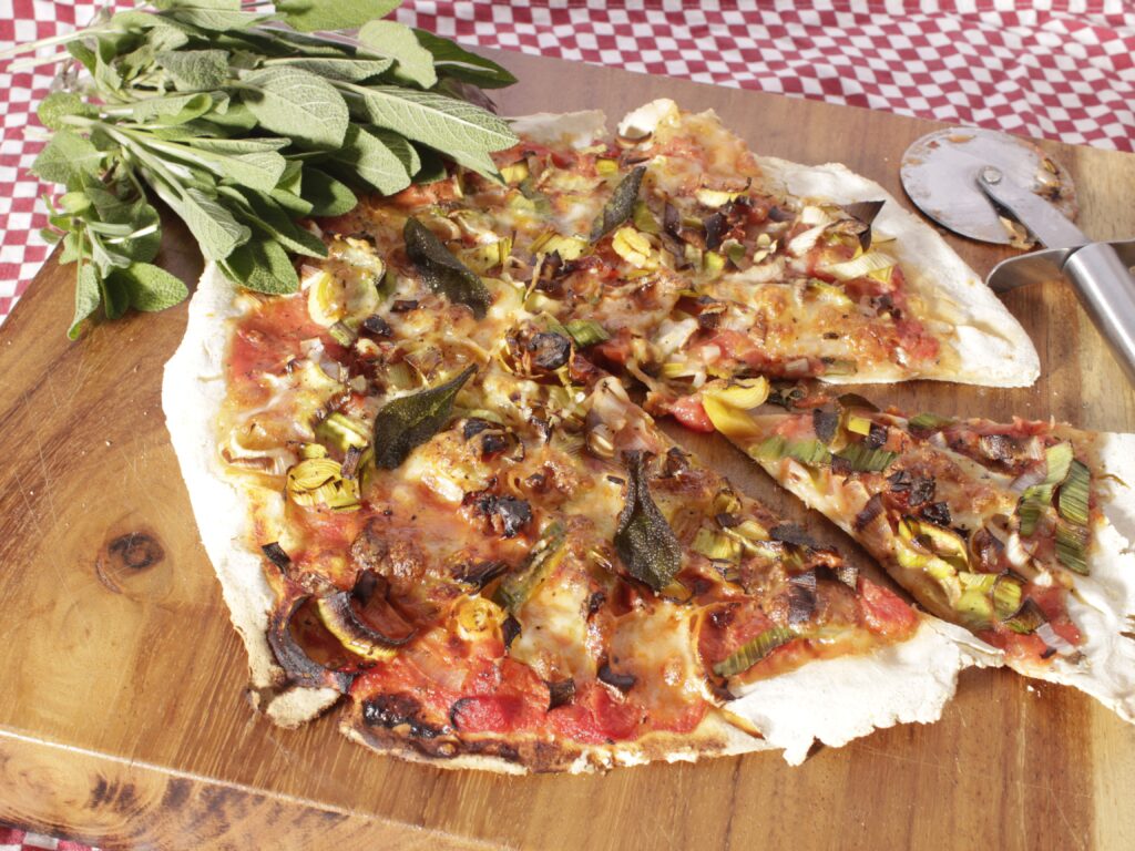 pizza met prei, tomaat en salie