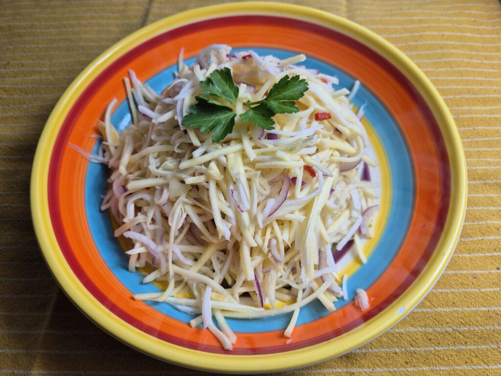 salade van meiraap met rode ui en limoen