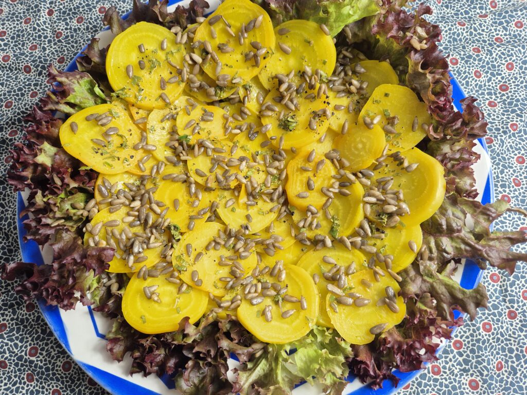 salade van gele bietjes met zonnebloempitjes