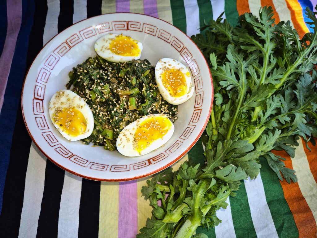 Tong ho salade met zacht gekookte eieren er op 