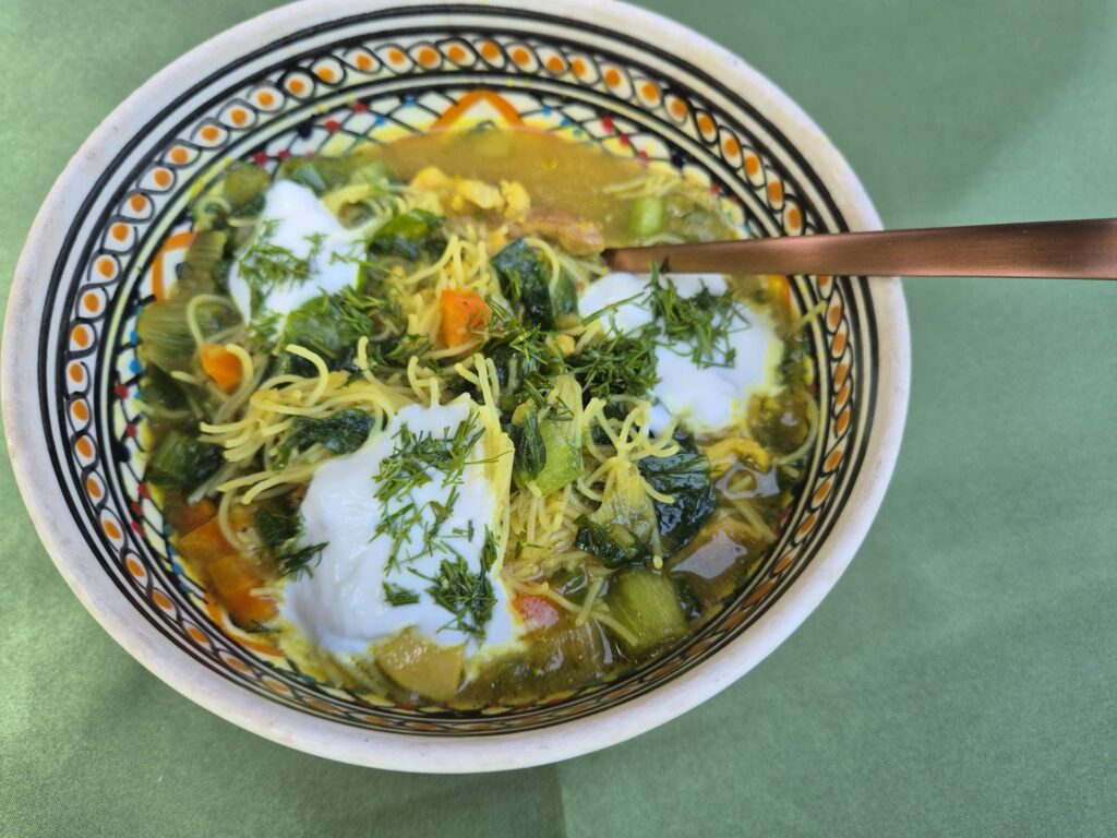 Soep met andijvie,, kip en vermicelli