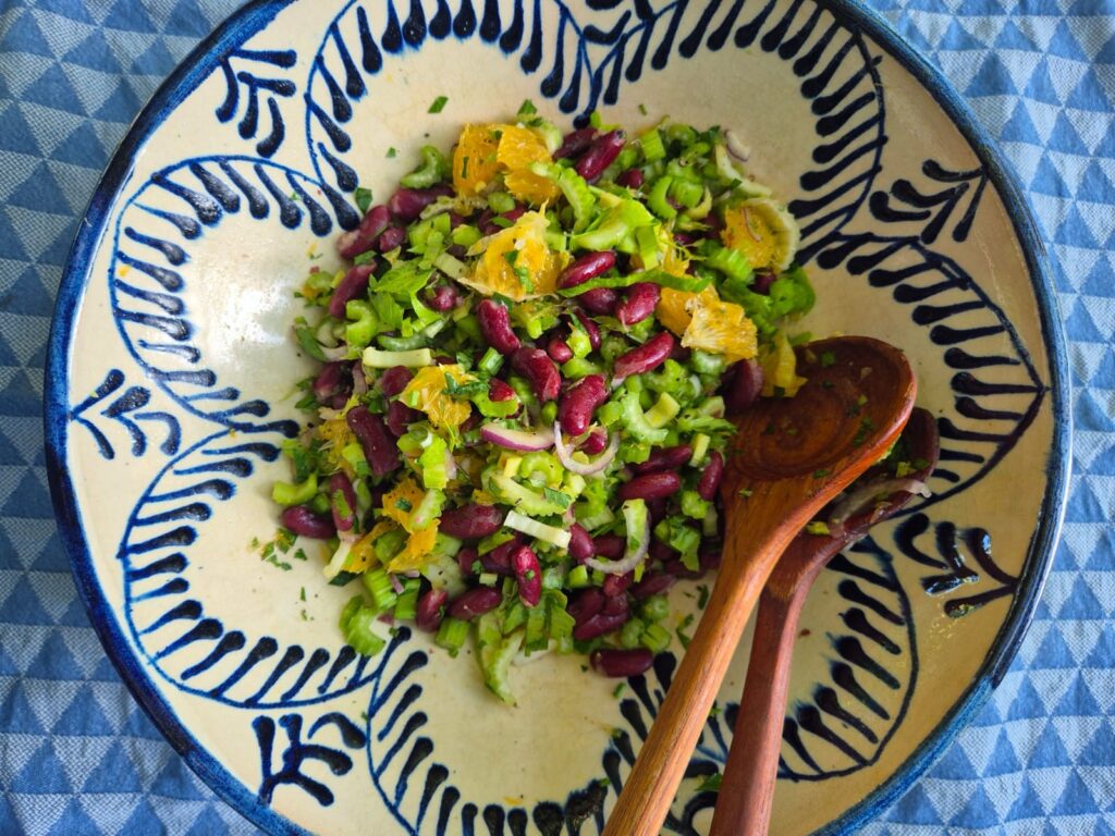 bleekselderijsalade met bonen en sinaasappel