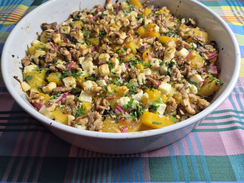 gele bietjes met rode ui, feta en walnoten