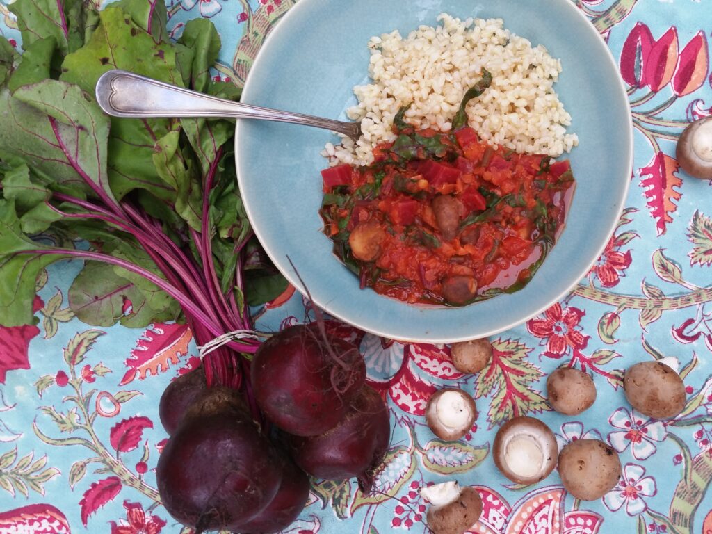curry van bosbiet, linzen en champignons met rijst geserveerd
