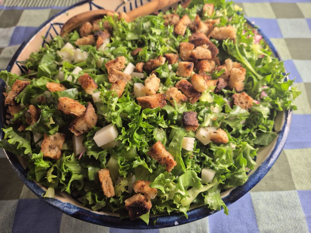 2539 andijvie andijviesalade met croutons en blokjes geitenkaas
