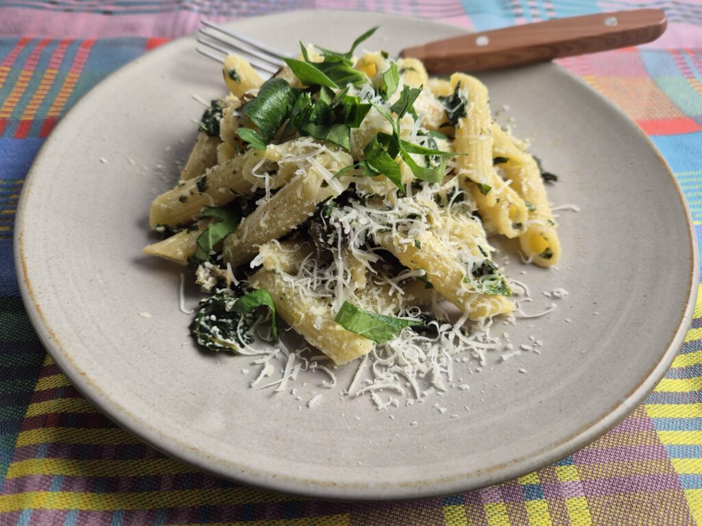 2544 bleekselderij pasta met bleekselderijblad en kappertjes