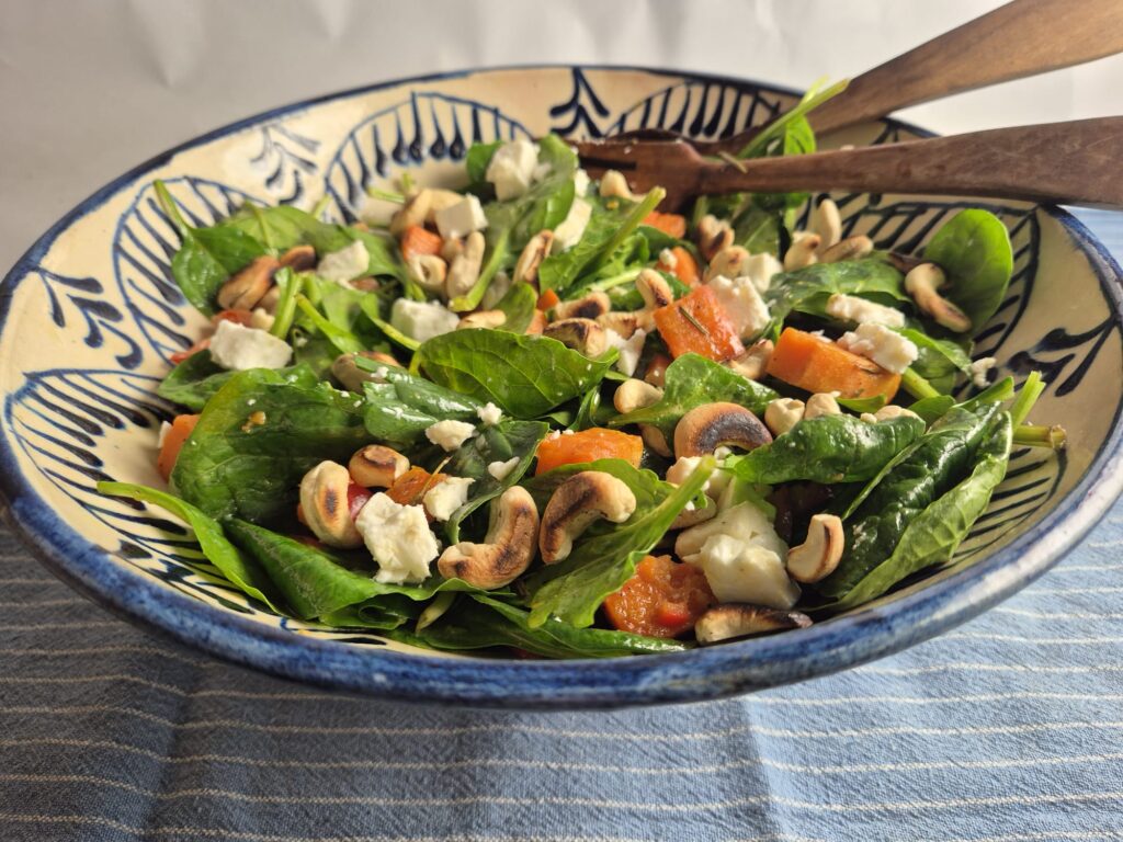 salade van spinazie, bataat, feta en noten