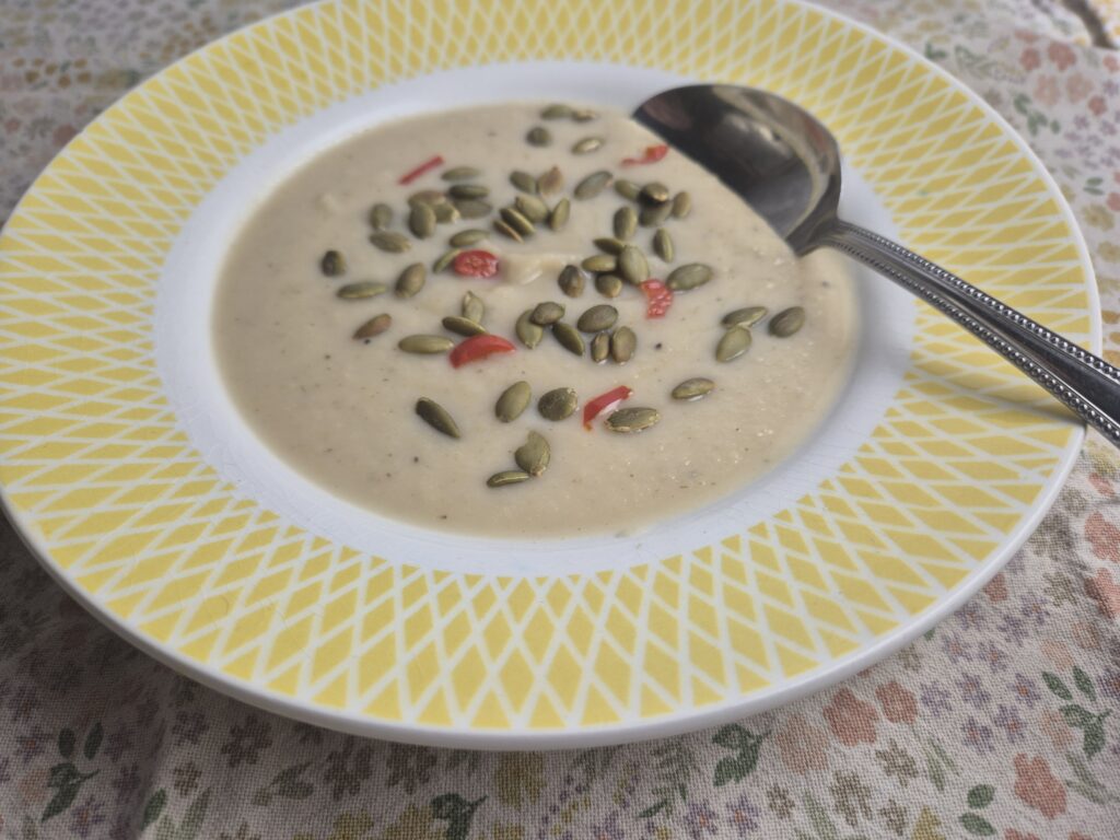 Knolselderijsoep met pompoenpitjes en rode peper