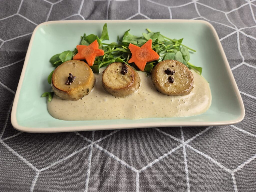 Eryngii gereserveerd als Sint-Jacobsschelp, met saus en winterpostelein
