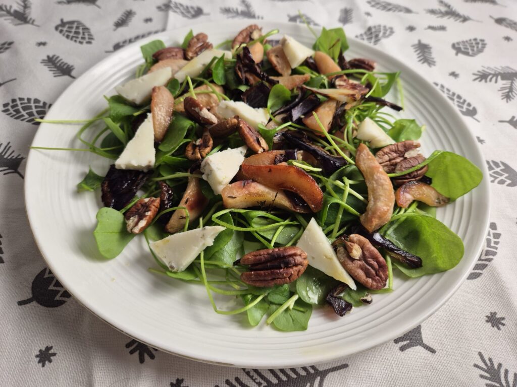 salade met geroosterde stoofpeer, rode ui en blauwe kaas