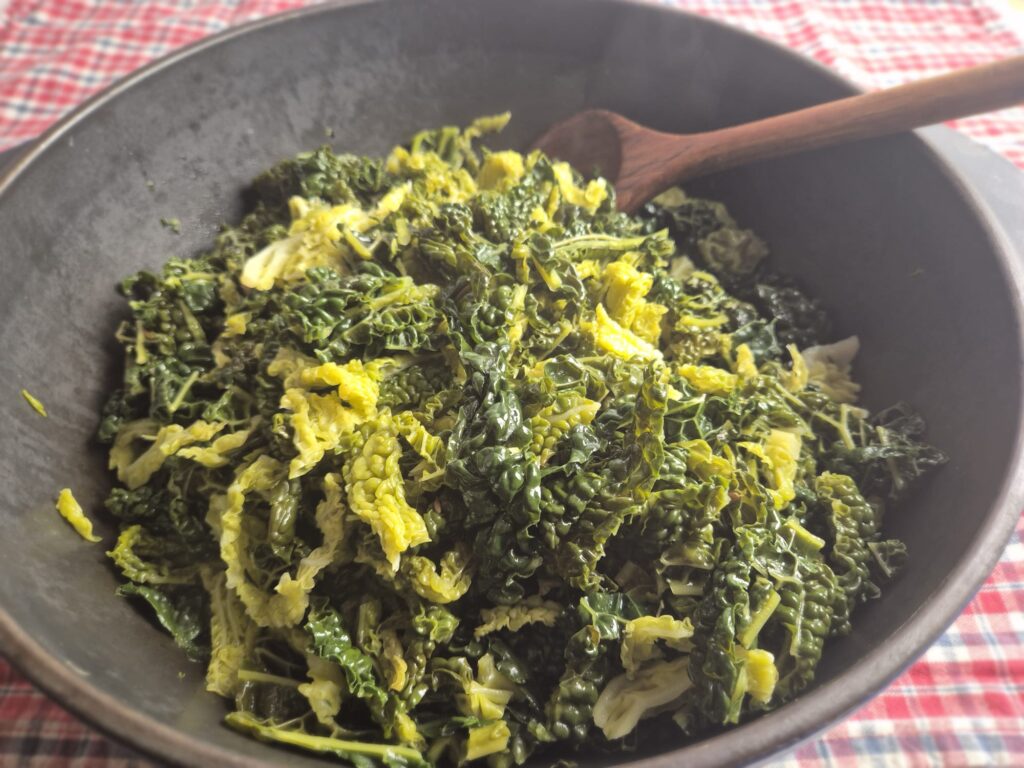 gestoofde savooi kool met karwijzaad