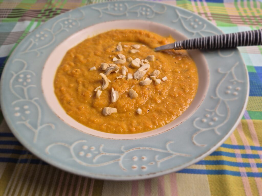 soep van wortels, bestrooid me wat gehakte cashewnoten