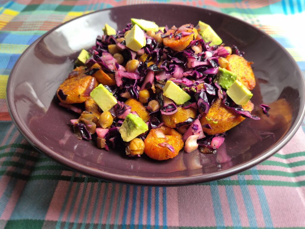 salade van bataat, rode kool en kikkererwten