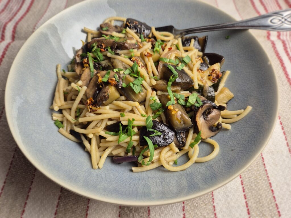 aubergine, courgette ne paddenstoelen met noedels