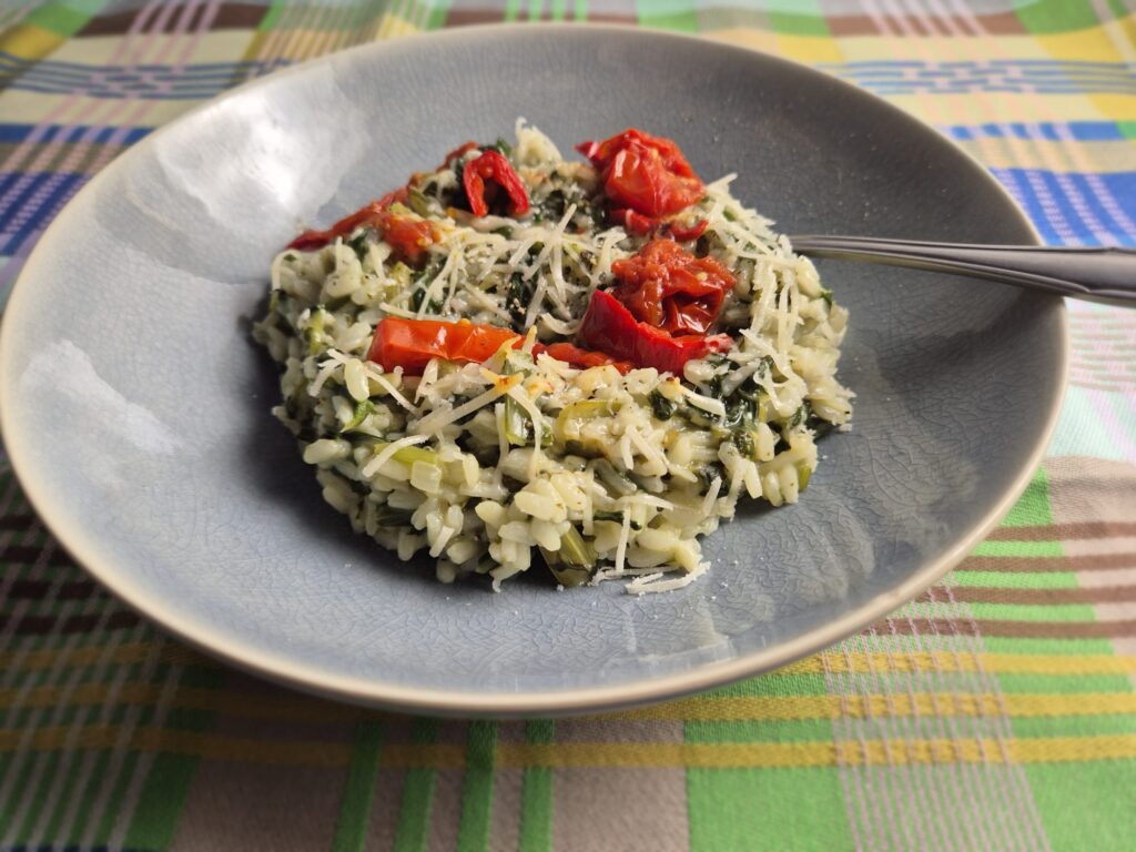risotto met snijbiet, gegarneerd met gebakken tomaat en paprika