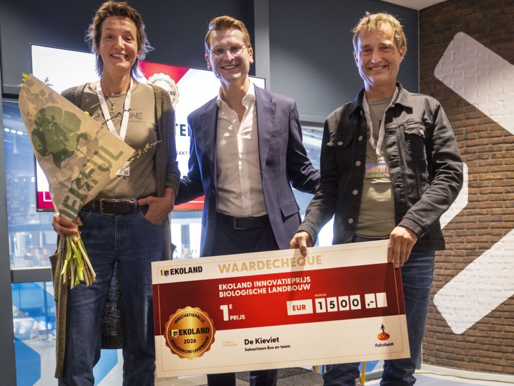 Sebastiaan Bos en Geke Lanjouw van biologische tuinderij De Kievit nemen  Ekoland Innovatieprijs Biologische Landbouw in ontvangst van Minister van Landbouw,  Visserij,  Voedselzekerheid en Natuur Jaimi van Essen .
Foto Michel Porro.