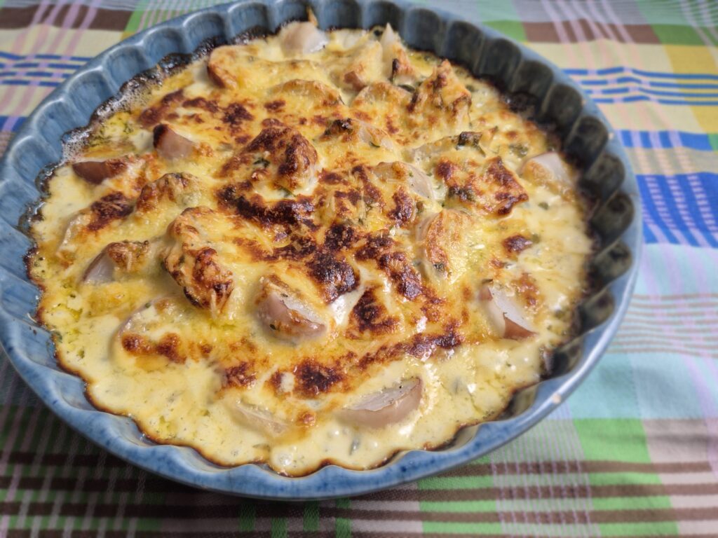 meiraap in room met veel kaas uit de oven
