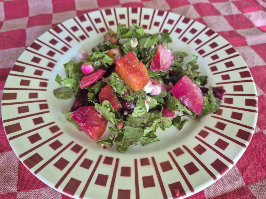 salade met gekleurde bietjes, rucola en geitenkaas