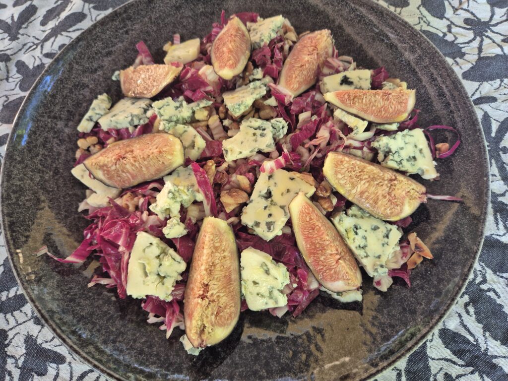 salade van radicchio met vijgen en stukjes blauwaderkaas