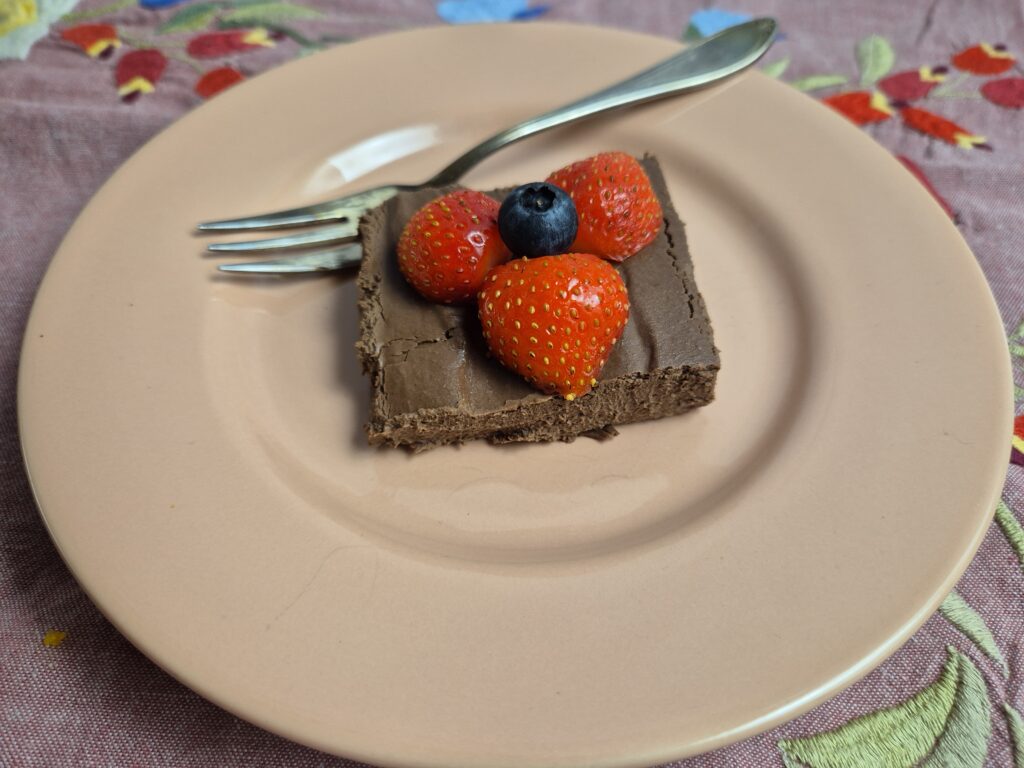 een chocoladefudge met aardbei geserveerd. er is bloemkool in verwerkt! 