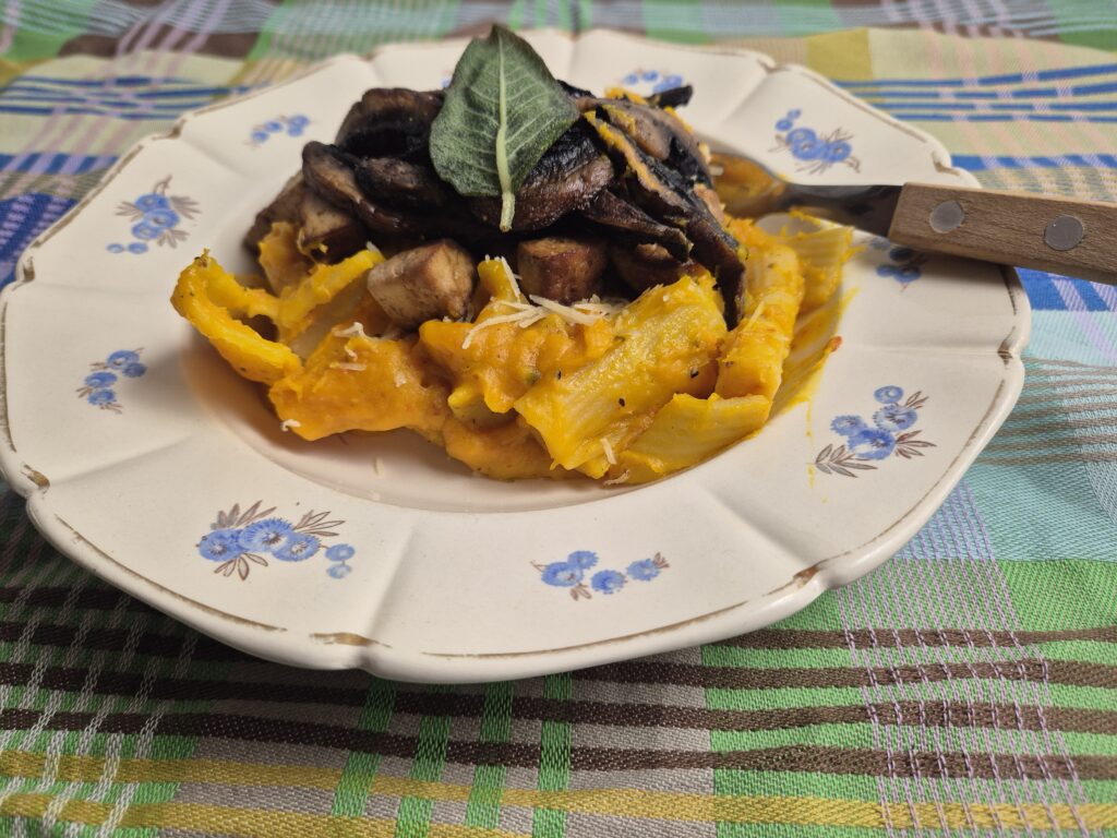 pasta met pompoen en gebakken tofublokjes