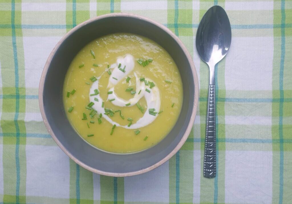 soep van prei een aardappel, met een krul yoghurt er in