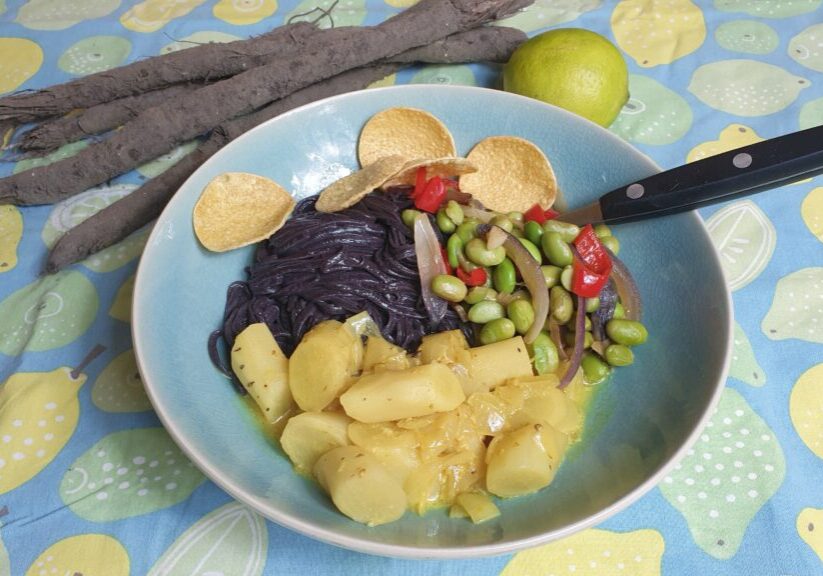 schroseneren in kokoskerriesaus met noedels en edame boontjes