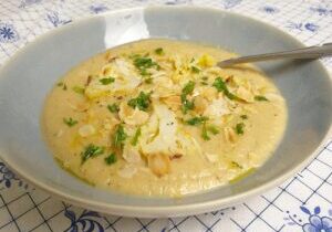 bloemkoolsoep met citroen en amandelschaafsel