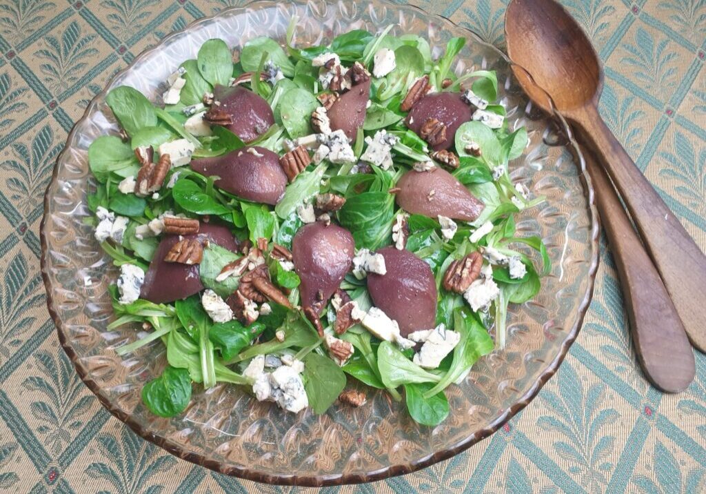salade van veldsla met stoofpeer, blauwe kaas en pecannoten
