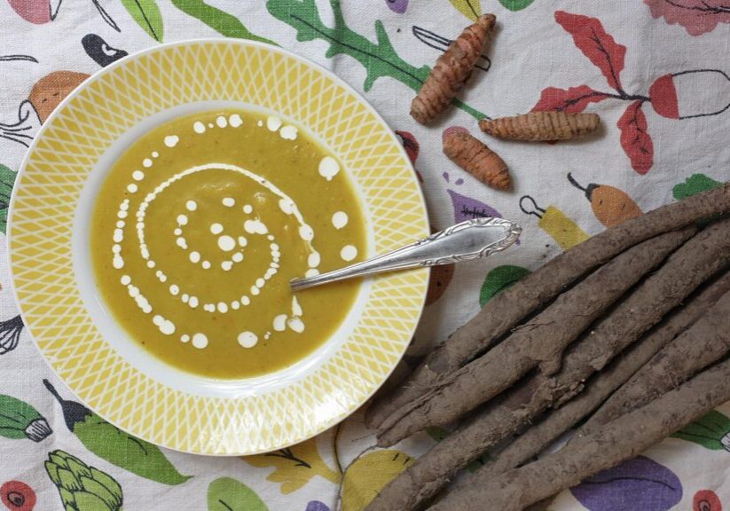 soep van schorseneren en kurkuma, met room gegarneerd