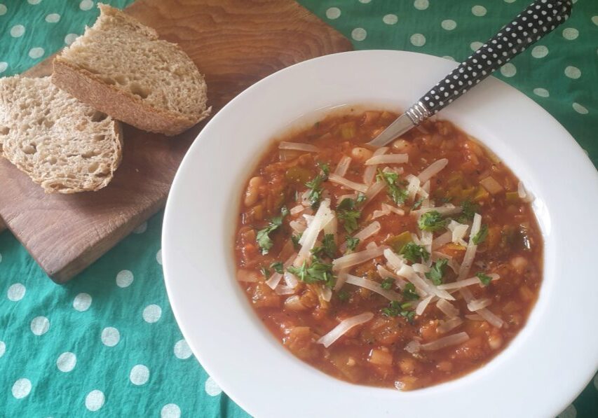 prei-tomatensoep met bonen en geraspte kaas