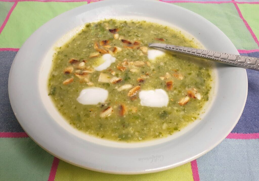 andijviesoep met geroosterde amandelen en dotjes roomkaas