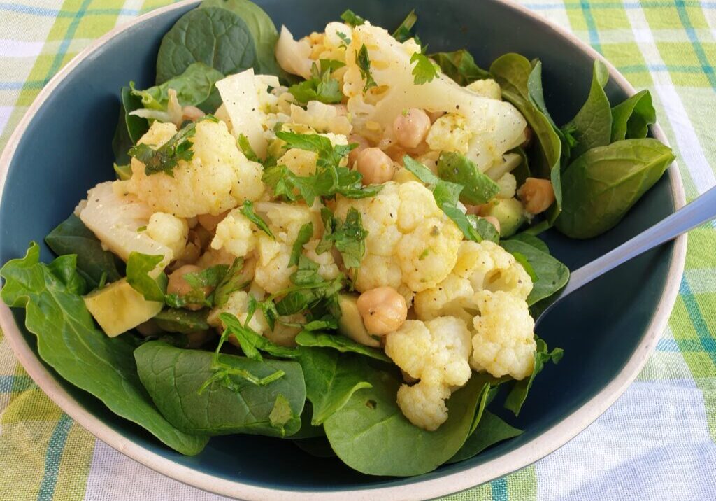 Salade met bloemkool, kikkererwten en avocado