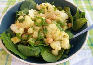 Salade met bloemkool, kikkererwten en avocado