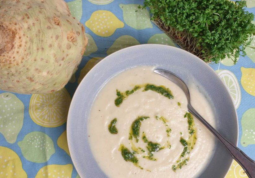knolselderijsoep met groene tuinkers olie
