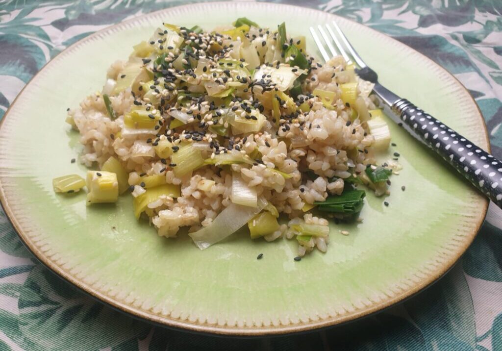rijst met prei en sesamzaadjes