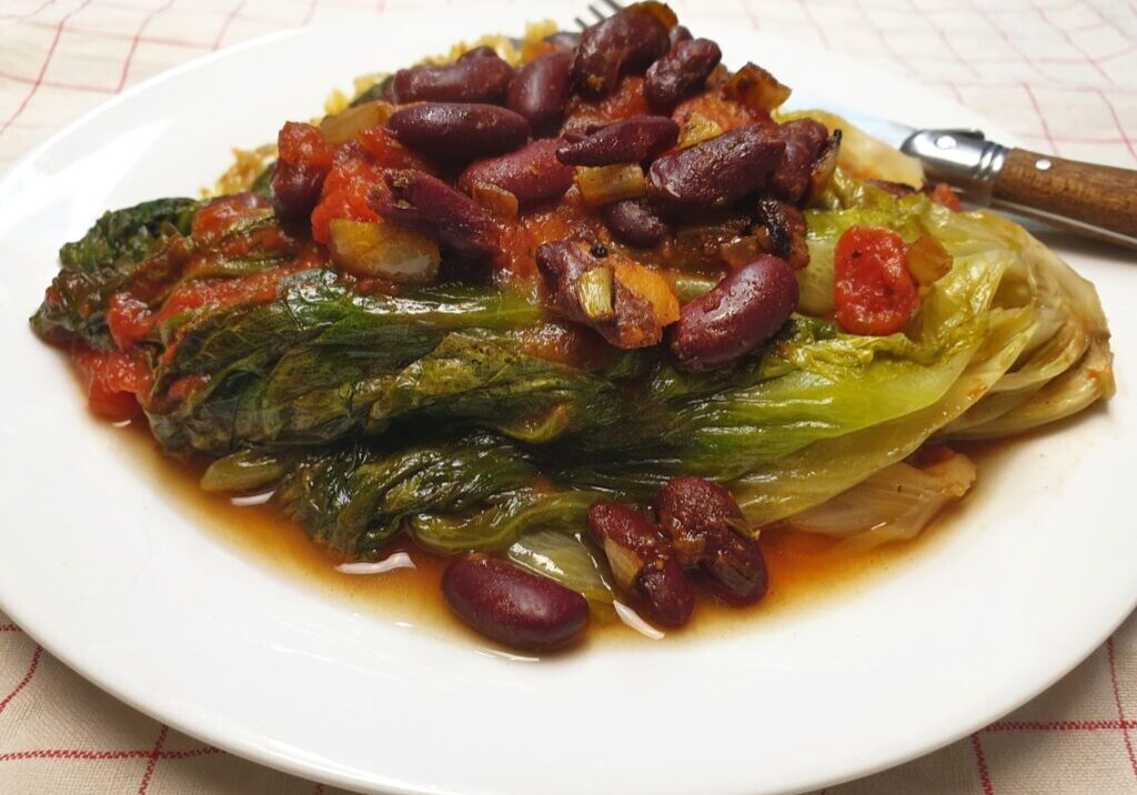 Gestoofde andijvie met tomaat en kidneybonen